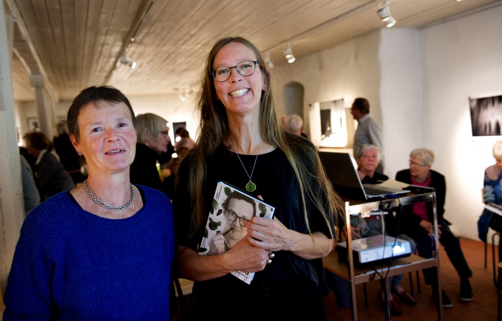 Anna Larsdotter och Stig Lindbergs dotter Vibeke Lindberg på Sölvesborgs konsthall i september.