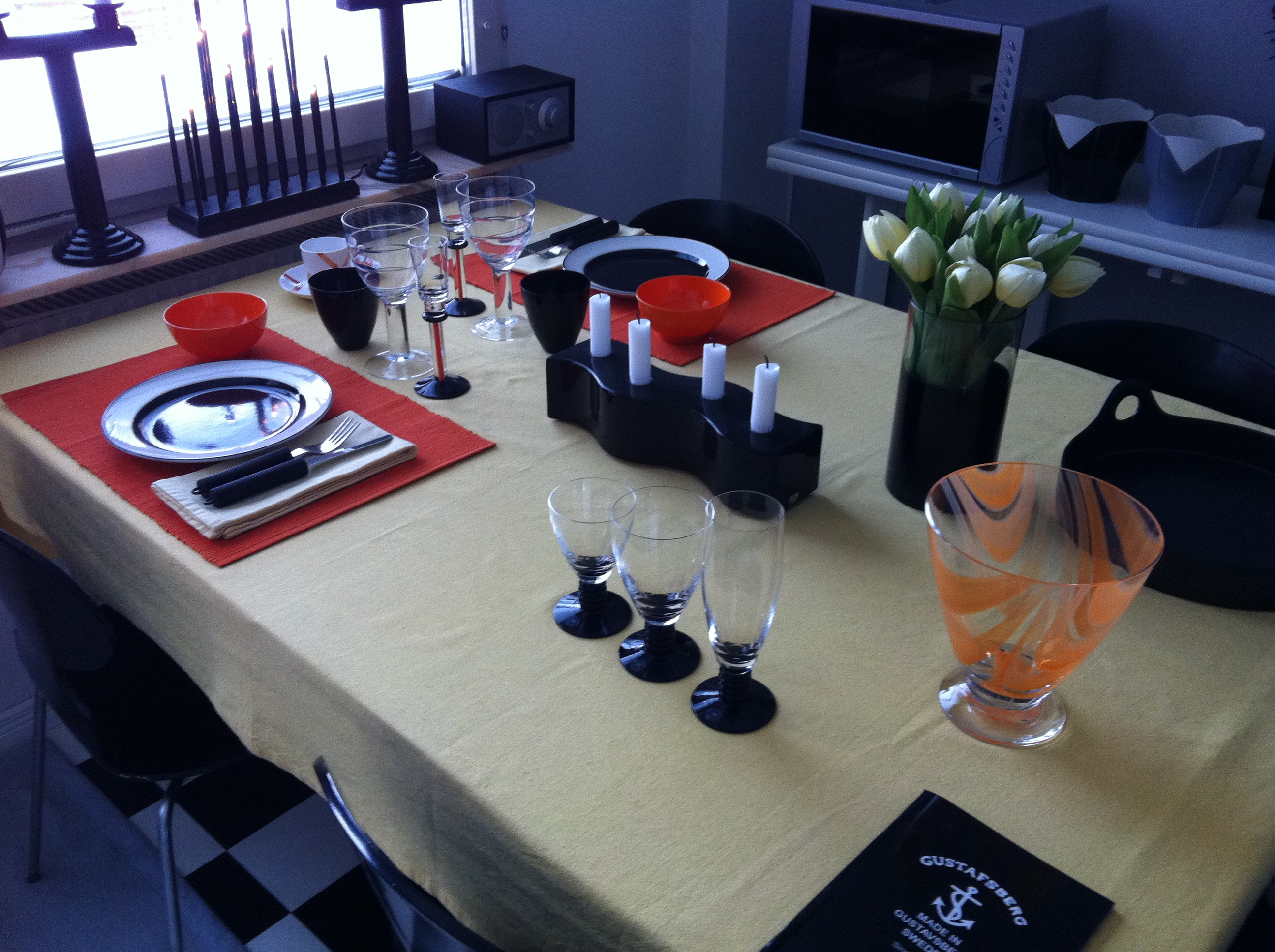 Dukat bord hemma hos formgivaren Margareta Hennix i Gustavsberg.